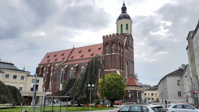 Opava, konkatedrála Nanebevzetí Panny Marie – rekonstrukce, čištění režného zdiva od mechů a nečistot, restaurování kamenných prvků | FOTO: RestauroTech s.r.o. | Všechna práva vyhrazena