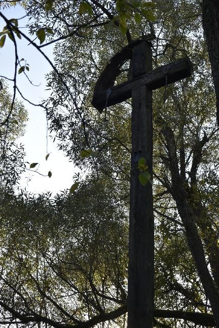 Sedm Dvorů, dřevěný kříž nad pramenem – stav zájmových drobných památek před rekonstrukcí | Foto: Archiv Spolku pro ochranu a zvelebení Sedmi Dvorů | Licence: Všechna práva vyhrazena