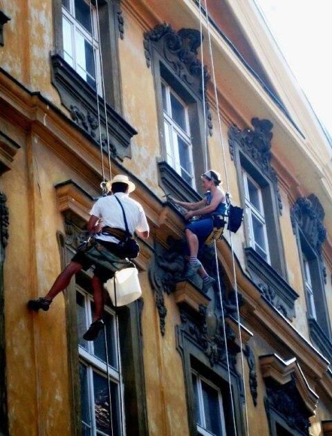 Dům U zlatého jelena ve Štupartské ulici, Praha 1 - restaurátorský průzkum horolezeckou technikou z lana. | Mgr. art. Kateřina Prokopová | Všechna práva vyhrazena