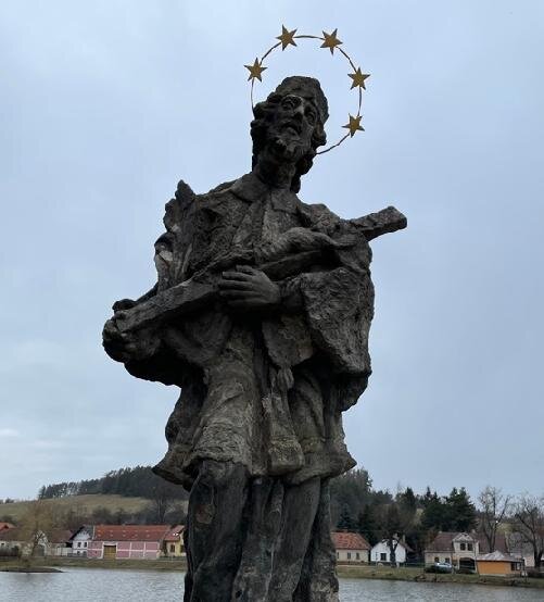 Zvěstov – socha sv. Jana Nepomuckého | FOTO: Nadační fond rodiny Malých | Všechna práva vyhrazena