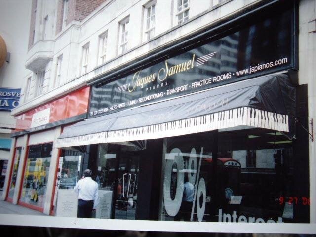 Firemní štít s markýzou v ulici Edgware Road v Londýně | Foto: Vít Kalus - písmomalířství | Licence: Všechna práva vyhrazena