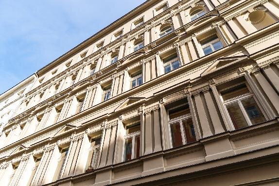 Praha-Holešovice, bytový dům čp. 652 – výměna uličních špaletových oken s ozdobnými prvky | Foto: Archiv CREATICE okna-dveře s. r. o. | Licence: Všechna práva vyhrazena