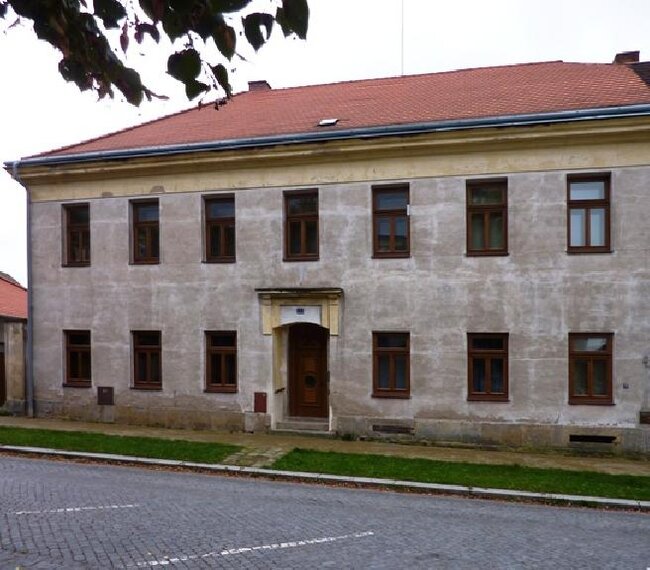 Budova fary v Nechanicích: finančně podpořena výměna oken a dveří. | Foto: Hradecký venkov o.p.s.  | Licence: Všechna práva vyhrazena