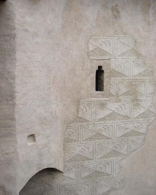 Detail fasády jižního paláce s původními a doplněnými sgrafity na vnitřním nádvoří hradu Švihova, stav po konzervaci omítek | Dagmar Michoinová | Všechna práva vyhrazena