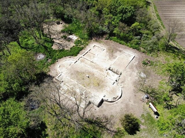 Pohled z dronu na torzo bývalého loveckého zámečku v Katzelsdorfském lese u Valtic – květen 2021 | FOTO: Vratislav Zíka | Všechna práva vyhrazena