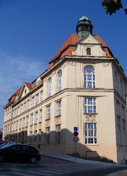 Praha, Na Zatlance, gymnázium Zatlanka | Foto: ŠJů - Wikimedia Commons | Licence: CC-BY-SA 3.0