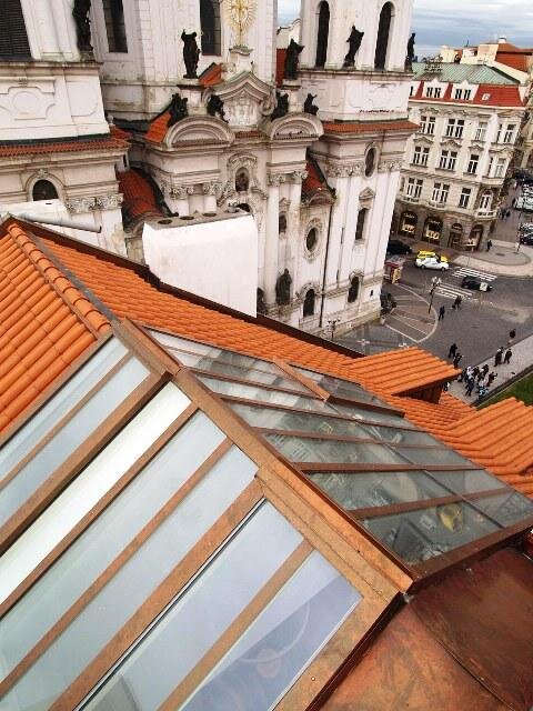 Střešní prosklení Solara HISTORIK, Praha - Staroměstské nám., prosklení přes hřeben střechy | SOLARA s.r.o. | Všechna práva vyhrazena