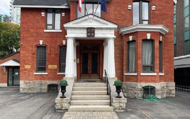 Ošetřený vstupní portál ambasády České republiky v Ottawě | FOTO: FN – NANO s. r. o. | Všechna práva vyhrazena