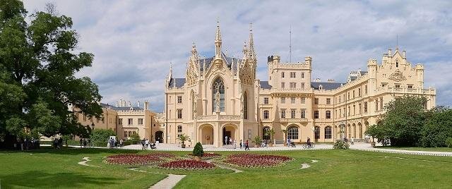 Zámek Lednice se společně s místním parkem řadí mezi nejnavštěvovanější místa v Česku. | FOTO: Pudelek – Wikimedia Commons | CC-BY-SA 3.0