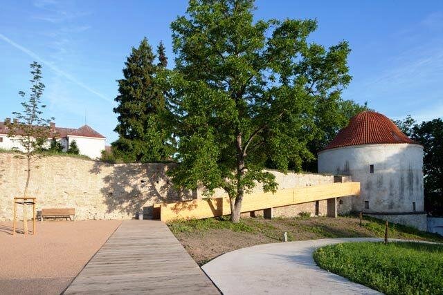 Pohled v zahradách na zeď a baštu opevnění, klášterní zahrady, Chrudim, foto Tomáš Rasl | Projektil Architekti s.r.o. | Všechna práva vyhrazena