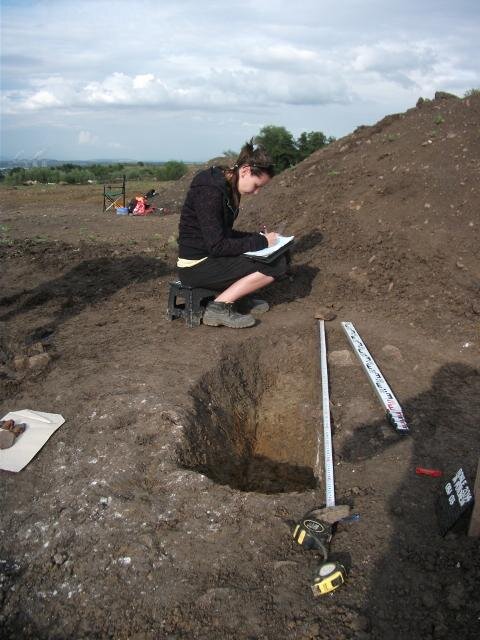 Specialistka archeologického výzkumu při práci | Foto: Archeo Sever o.p.s. | Licence: Všechna práva vyhrazena