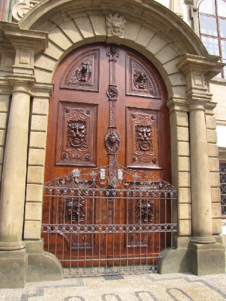 Valdštejnský palác na Malé Straně, vrata v průčelí
