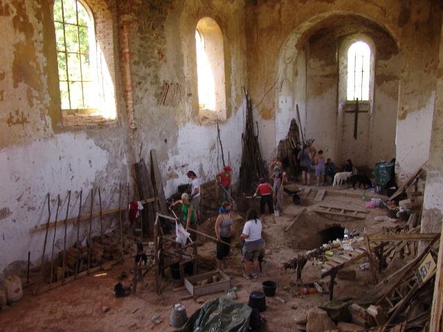 Vyklízení kostela | Foto: Pomozme si sami | Licence: Všechna práva vyhrazena