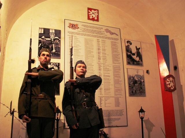 Tvrz Bouda - pietní místo s čestnou stráží | Foto: Společnost přátel československého opevnění, o.p.s. | Licence: Všechna práva vyhrazena