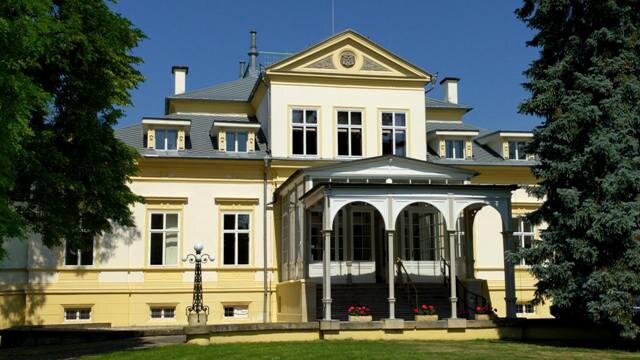 Zámek, Dobřenice | PARIO s.r.o. | Všechna práva vyhrazena