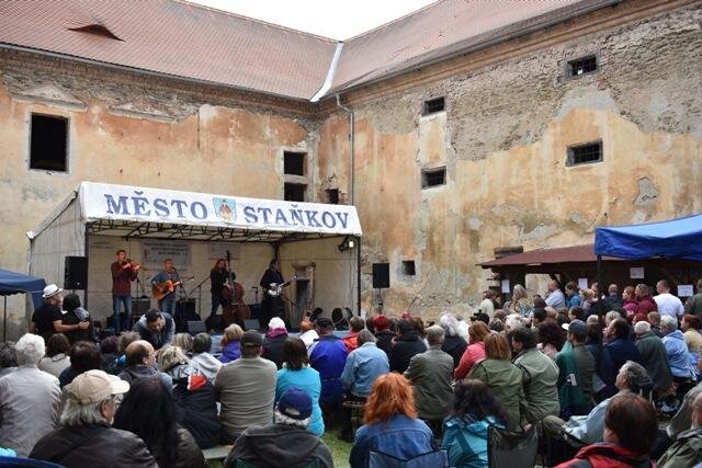 Nádvoří zaplněné návštevníky folkového festivalu | Klub Ladislava Lábka v Plzni | Všechna práva vyhrazena