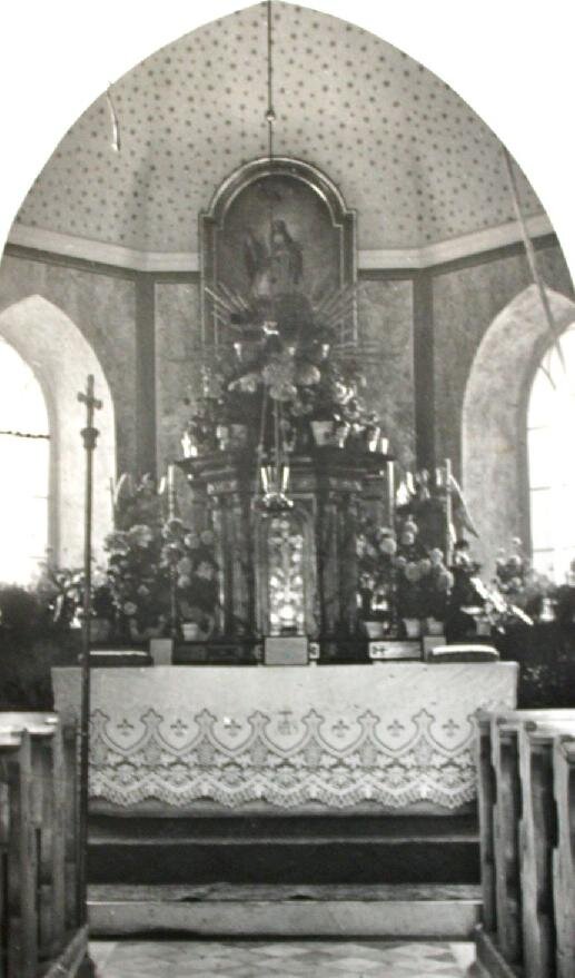 Sedm Dvorů, kaple sv. Jana Nepomuckého – interiér na historické fotografii | Foto: Archiv Spolku pro ochranu a zvelebení Sedmi Dvorů | Licence: Všechna práva vyhrazena