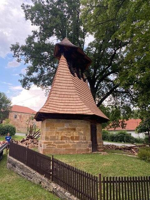 Neprobylice, dřevěná zvonice – rekonstrukce, výměna části krovu, výroba a pokládka šindele. | FOTO: Josef Čábelka | Všechna práva vyhrazena