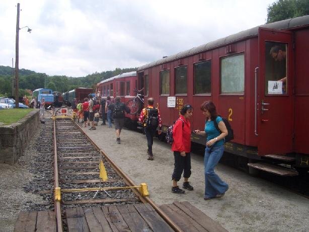 Rutinní provoz v roce 2011 - historický vlak po příjezdu do Zubrnic - železničního muzea | Zubrnická museální železnice z.s. | Všechna práva vyhrazena