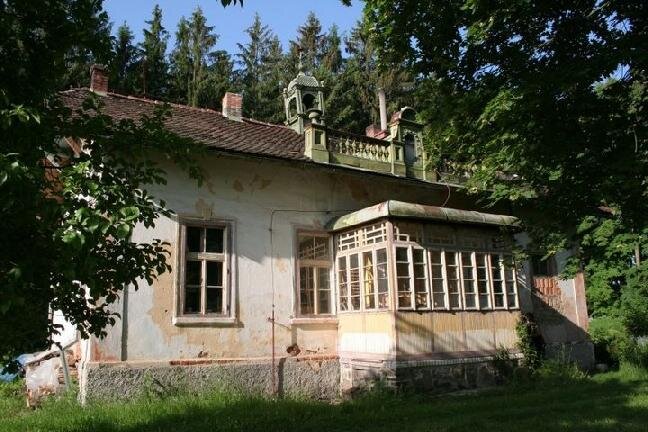 Rekonstrukce letního sídla v areálu Lomec - pohled před rekonstrukcí, jež stále probíhá. | Foto: Ing. arch. Martin VEBER | Licence: Všechna práva vyhrazena