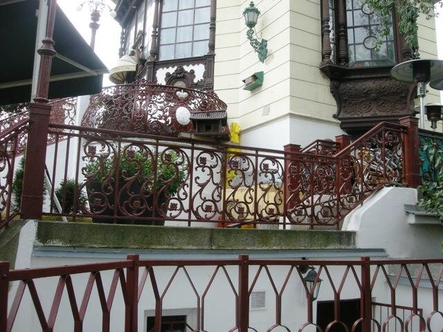Historické litinové prvky zábradlí na Hanavském pavilonu v Praze | BUZULUK a.s. - umělecká litina Horowitz | Všechna práva vyhrazena