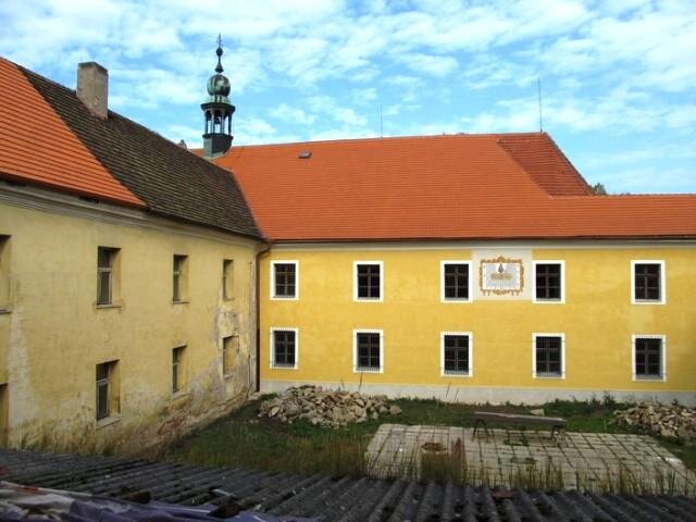 Rajská zahrada se zrekonstruovaným klášterním křídlem | Občanské sdružení Za záchranu kláštera sv. Františka z Assisi ve Voticích | Všechna práva vyhrazena