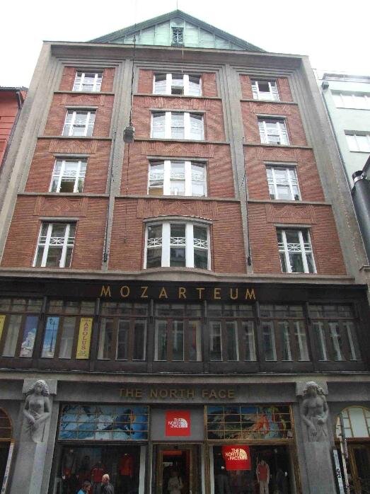 Praha, Jungmannova čp. 475, uliční fasáda Mozartea od Jana Kotěry se sochami Jana Štursy, průzkum a kompletní restaurování  | Josef Červinka | Všechna práva vyhrazena