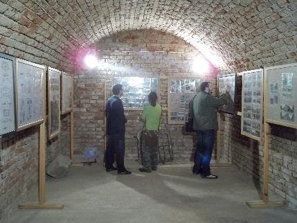 Výstava historických pohlednic při nedělních prohlídkách podzemí | Foto: Klub Vojenské Historie - Pevnost Terezín | Licence: Všechna práva vyhrazena