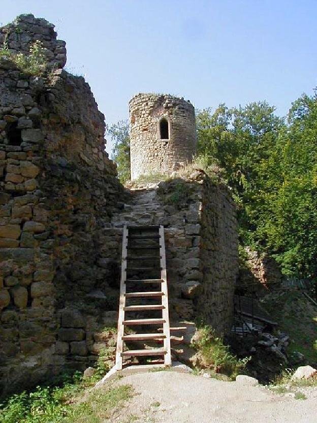 Cimburk - přístup na šíjovou hradbu | POLYPEJE - společnost pro obnovu a využití historických památek | Všechna práva vyhrazena