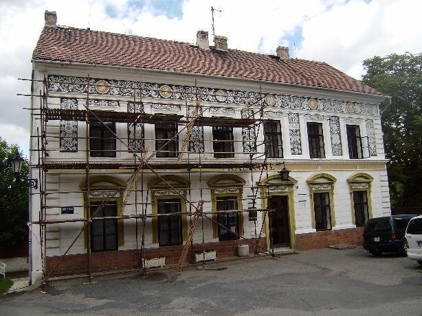 Restaurování sgrafitové výzdoby na průčelí budovy Perucké radnice