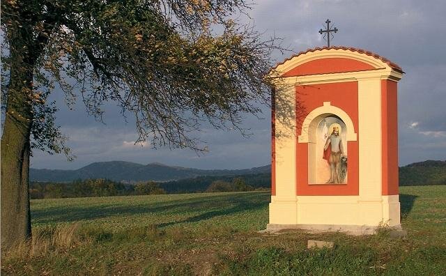 Opravená kaple poblíž obce Kokořín | Pšovka - okrašlovací spolek Kokořínska | Všechna práva vyhrazena