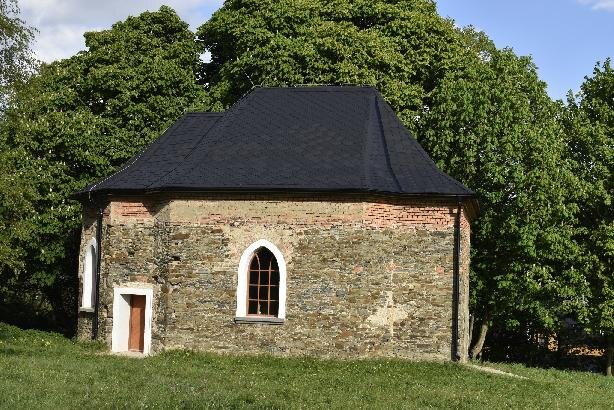 Sedm Dvorů, kaple sv. Jana Nepomuckého – stav exteriéru po záchranné rekonstrukci | Foto: Archiv Spolku pro ochranu a zvelebení Sedmi Dvorů | Licence: Všechna práva vyhrazena