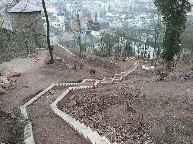Pohled na realizaci obnovy zámeckého kopce v Náchodě | FOTO: Gardenline s.r.o. | Všechna práva vyhrazena