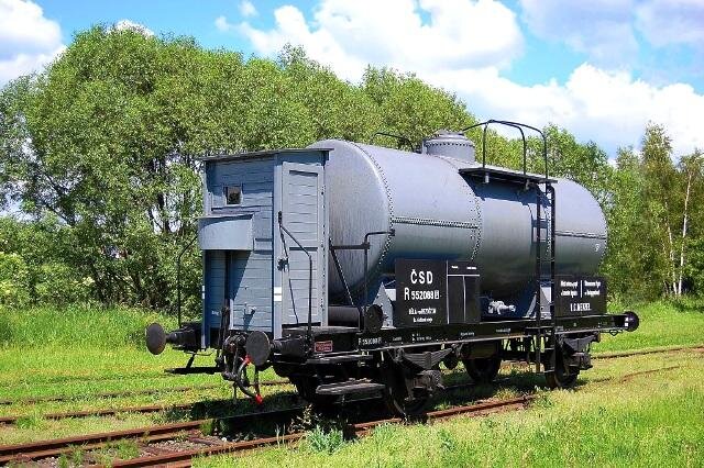 Kotlový vůz R 552088 pochází ze třicátých let minulého století a původně sloužil Rafinerii minerálních olejů Ostrava. | Kolej–klub, z.s. | Všechna práva vyhrazena
