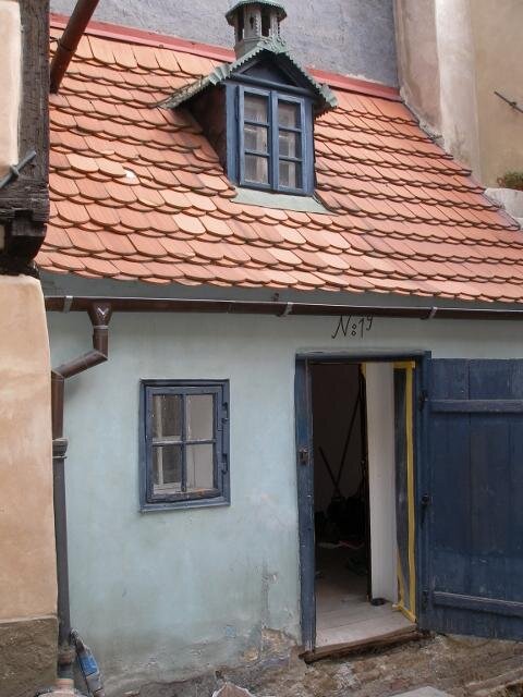 Pohled na domek čp. 19 ve Zlaté uličce na Pražském hradě | Foto: Výzkumný a vývojový ústav dřevařský, Praha, s. p.  | Licence: Všechna práva vyhrazena