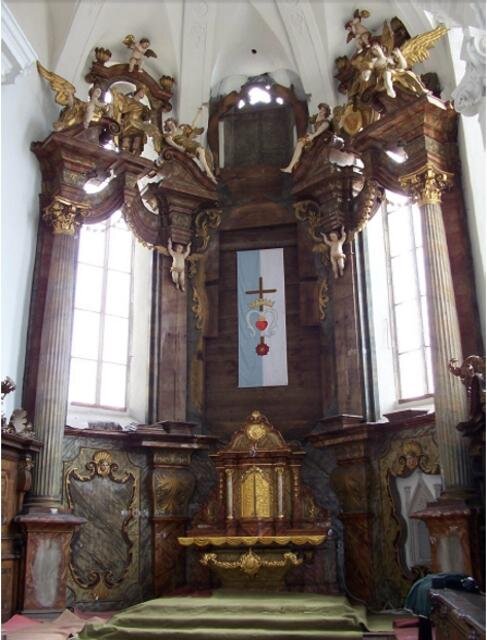 Kostel Panny Marie Královny a sv. Jiljí v Třeboni – hlavní oltář – stav před restaurováním | Foto: Tomáš Pejřil - restaurátor | Licence: Všechna prá va vyhrazena