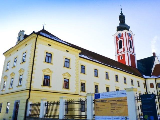 Zámek Pacov - repliky špaletových oken | CASTLE OKNA – Pavel Sedláček | Všechna práva vyhrazena