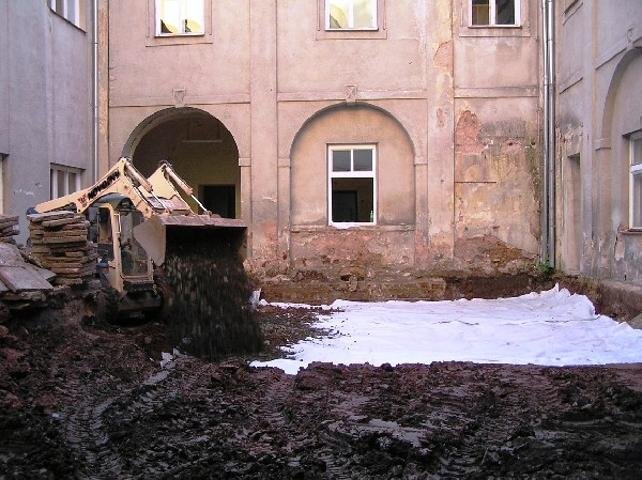 Příprava staveniště nádvoří objektu | Foto: Život bez bariér, z.ú. | Licence: Všechna práva vyhrazena
