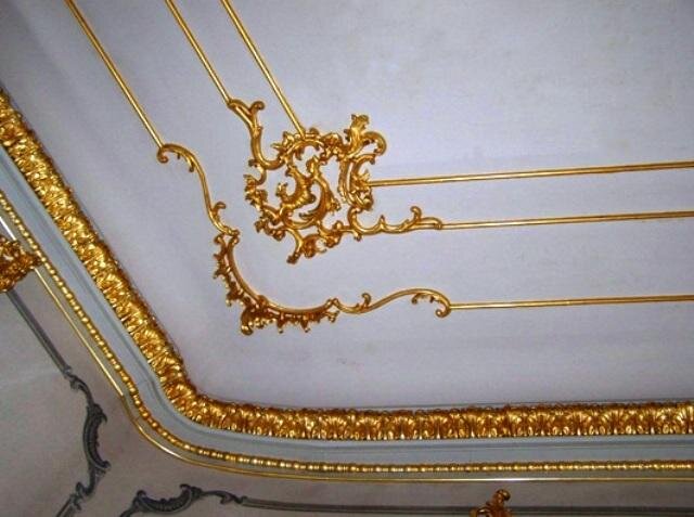 Restaurování zlaceného ornamentu na stropu v interiéru. | Foto: Radovan Zvolský - restaurátor | Licence: Všechna práva vyhrazena
