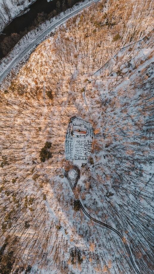 Velké Hydčice, hřbitovní kostel sv. Klimenta a zřícenina hradu Prácheň – vrcholové památky, jejichž záchrana stmeluje komunitu obyvatel regionu | Foto: Martin Kalný | Licence: Všechna práva vyhrazena