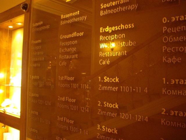 Sklěněná orietační tabule, lepené písmo frézované v hotelu Bristol, Karlovy Vary | Foto: Vít Kalus - písmomalířství | Licence: Všechna práva vyhrazena