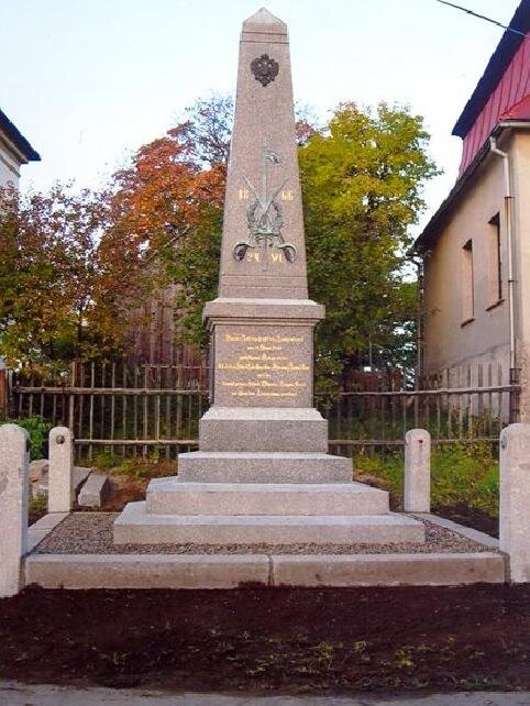Památník v obci Dlouhý Most |  KOMITÉT PRO UDRŽOVÁNÍ PAMÁTEK Z VÁLKY ROKU 1866 | Všechna práva vyhrazena