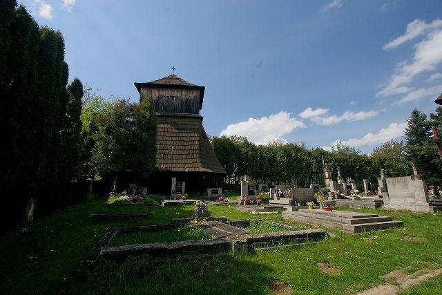 Dřevěná zvonice na hřbitově u kostela sv. Václava v Kozojedech | Petr1888 - Wikimedia Commons |  CC BY-SA 3.0