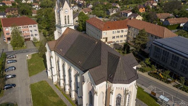Vidče, kostel sv. Cyrila a Metoděje – obměna střešní krytiny měděným falcovaným plechem | Foto: Archiv STAVITELSTVÍ STŘECHY s. r. o. | Licence: Všechna práva vyhrazena