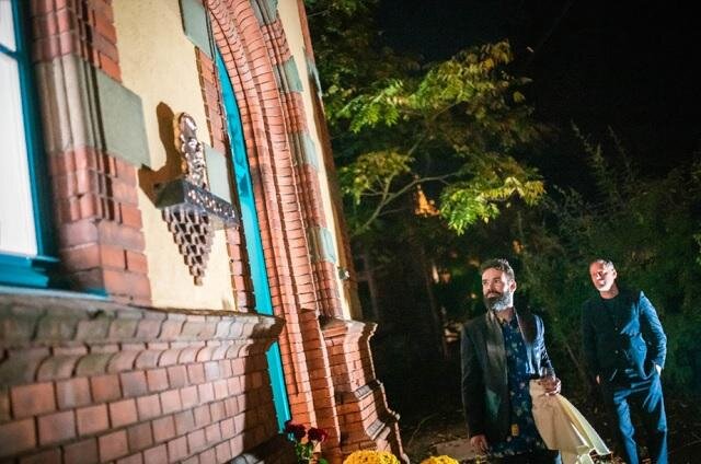 Plaketu Aloise Havlíčka u vstupu do vily vytvořil pražský umělec Matyáš Chochola. | FOTO: Vlastimil Vojáček | Všechna práva vyhrazena