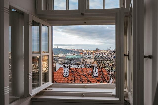 Praha-Vinohrady, rezidenční vila Helenika – detail realizovaných oken s výhledem na Hradčany | Foto: Archiv CREATICE okna-dveře s. r. o. | Licence: Všechna práva vyhrazena