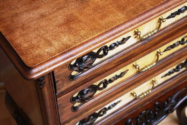 Detail komody | Bc. Zuzana Melzerová - renovace nábytku | Všechna práva vyhrazena