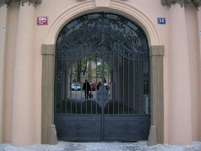 Restaurování kované brány, Praha, Karlovo náměstí