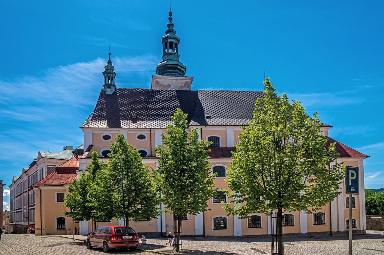 Broumovský kostel sv. Petra a Pavla se ve čtvrtek 24. července od 18:00 stane dějištěm koncertu dvou sborů Zvonky Praha a Abellimento. | © Za poklady Broumovska o.p.s.