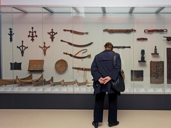 Originální artefakty: vyřezávané ozdoby lodí, poháry a nože používané při lovu | © Národní technické muzeum